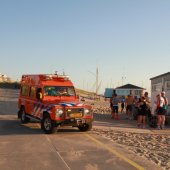 Man onwel op strand nabij de zeilvereniging